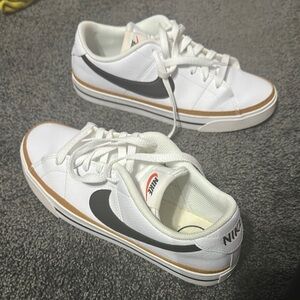 Nike White and Black Sneakers
